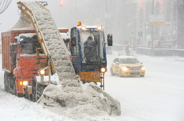 モスクワで除雪を行う車両 - Sputnik 日本