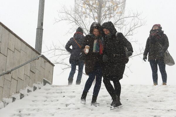 雪が降るモスクワの地下道の階段を下りる少女たち - Sputnik 日本