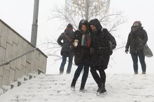 雪が降るモスクワの地下道の階段を下りる少女たち 雪が降るモスクワの地下道の階段を下りる少女たち - Sputnik 日本