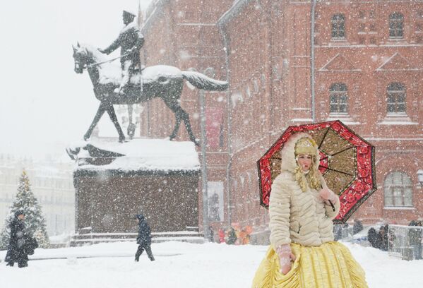 雪の中、マネージ広場で傘をさして立つ女性　モスクワ - Sputnik 日本