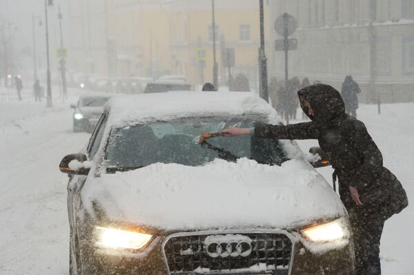 車の上に積もった雪を除去するドライバー　モスクワ - Sputnik 日本