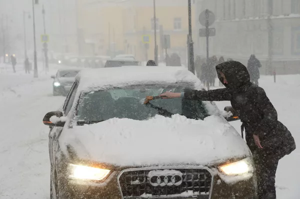 車の上に積もった雪を除去するドライバー モスクワ 車の上に積もった雪を除去するドライバー モスクワ - Sputnik 日本