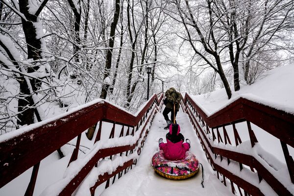階段を移動する父親と娘　モスクワの自然博物館「コローメンスコエ」 - Sputnik 日本