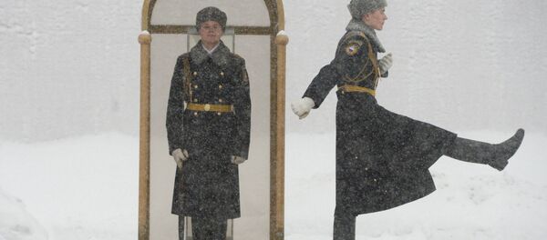 モスクワ・クレムリンの壁の脇の無名戦士の墓に設けられている永遠の火の当番をするロシア連邦大統領連隊の儀仗兵たち - Sputnik 日本