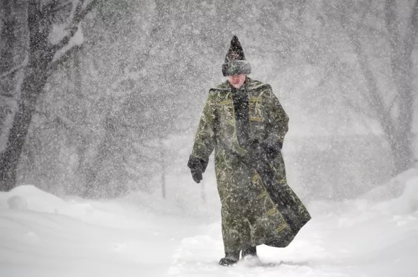 雪の中を歩く、昔の衣装を着た若い男性 モスクワの自然博物館「コローメンスコエ」 雪の中を歩く、昔の衣装を着た若い男性 モスクワの自然博物館「コローメンスコエ」 - Sputnik 日本