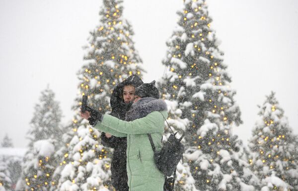 雪の中、モスクワのマネージ広場で記念撮影する少女たち - Sputnik 日本
