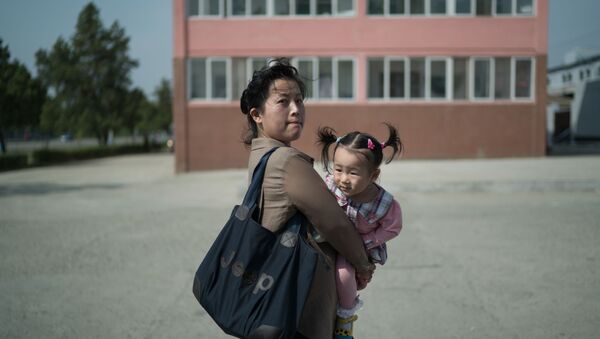 Женщина с ребенком на улице Пхеньяна, КНДР - Sputnik 日本