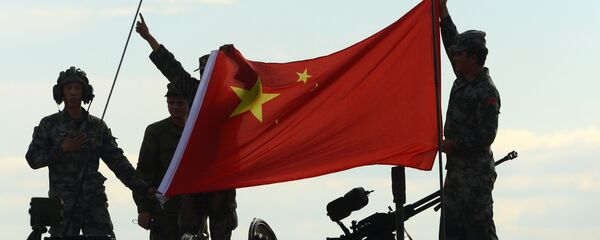 Los militares chinos con la bandera del país Los militares chinos con la bandera del país - Sputnik 日本