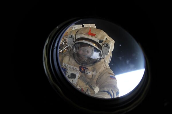 ロシア・ロスコスモスの宇宙飛行士ミハイル・コルニエンコ氏がＩＳＳの照明を清掃 - Sputnik 日本