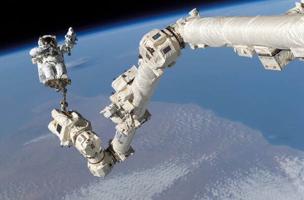 米国の宇宙飛行士ステファン・ロビンソン氏がＩＳＳ周辺の宇宙空間で活動 - Sputnik 日本