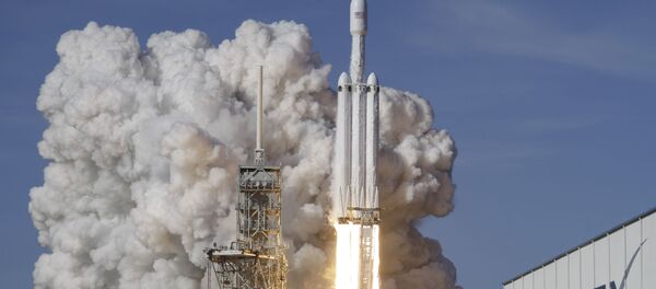 ロケット「ファルコンヘビー」、マスク氏のスポーツカーを宇宙へ運ぶ　その様子 - Sputnik 日本
