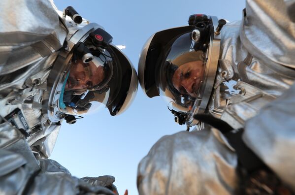 オマーンの砂漠で実施されている火星シミュレーション生活実験に参加する「AMADEE-18」遠征隊メンバー - Sputnik 日本