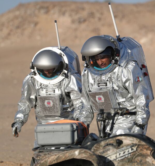 オマーンの砂漠で実施されている火星シミュレーション生活実験に参加する「AMADEE-18」遠征隊メンバー - Sputnik 日本