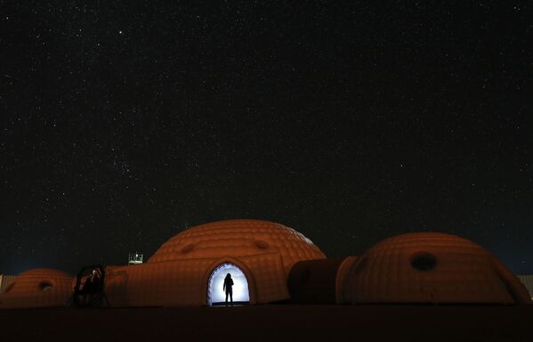 オマーンの砂漠で深夜、居住地の入口に立つAMADEE-18遠征メンバー - Sputnik 日本