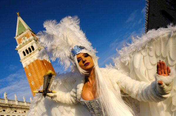 ベネチアのカーニバルで仮面舞踏会のコスチュームを着た女性 - Sputnik 日本