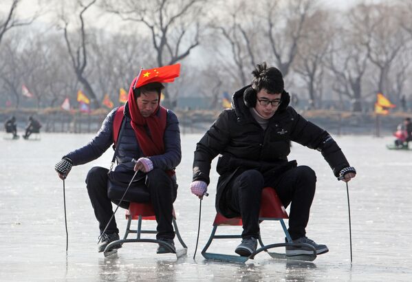 中国・北京近郊にある昆明湖の氷をソリで滑る観光客 - Sputnik 日本