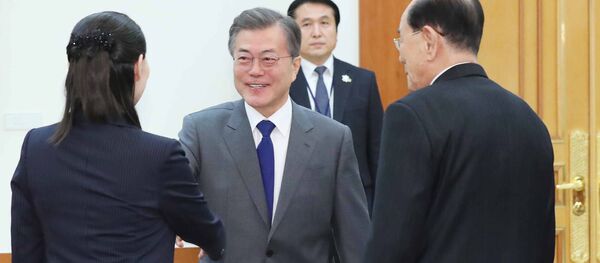 Президент Южной Кореи Мун Джэин приветствует представителей делегации высокопоставленных северокорейских чиновников Президент Южной Кореи Мун Джэин приветствует представителей делегации высокопоставленных северокорейских чиновников - Sputnik 日本