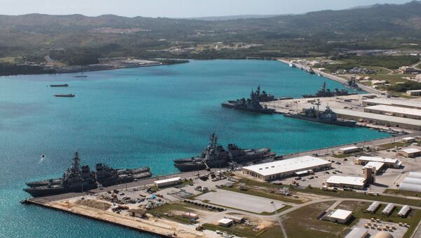Военно-морские суда пришвартованы в порту на военно-морской базе США на острове Гуаме. Архивное фото - Sputnik 日本