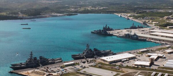 Военно-морские суда пришвартованы в порту на военно-морской базе США на острове Гуаме. Архивное фото - Sputnik 日本