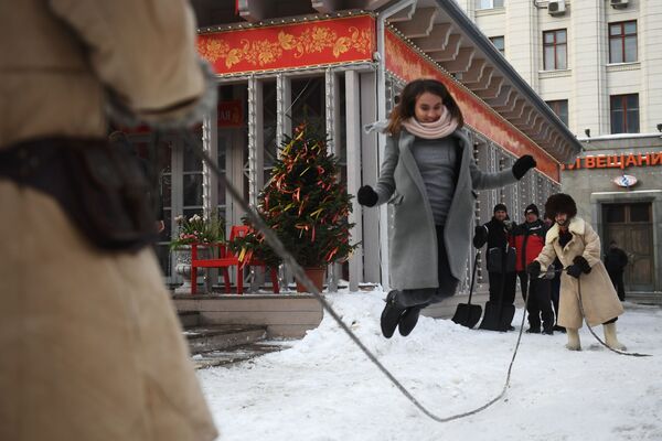 フェスティバル「モスクワのマースレニツア」で縄跳びに参加する女性 - Sputnik 日本
