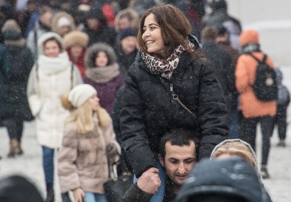 モスクワ・赤の広場のマースレニツア祭りに訪れた人たち - Sputnik 日本