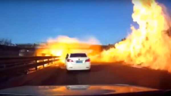 「炎の壁」　中国高速道路でタンクローリーが炎上 - Sputnik 日本