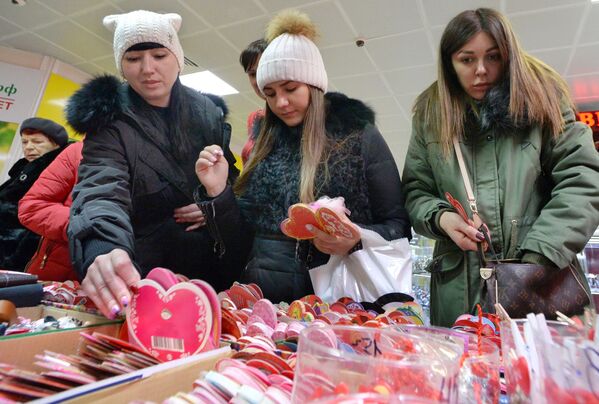 お買い物でバレンタインデーのプレゼントを選んでいる　ウラジオストク - Sputnik 日本