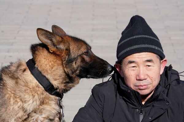 警備責任者のチャン・フマオ氏と犬 - Sputnik 日本