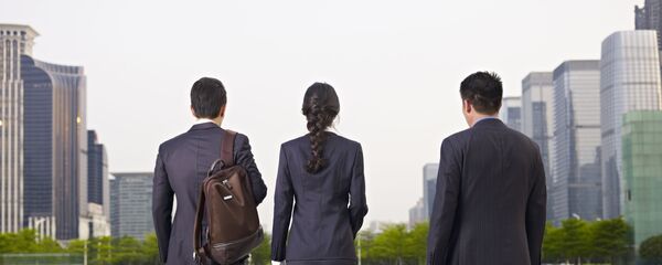 Японские служащие на фоне городского пейзажа Японские служащие на фоне городского пейзажа - Sputnik 日本
