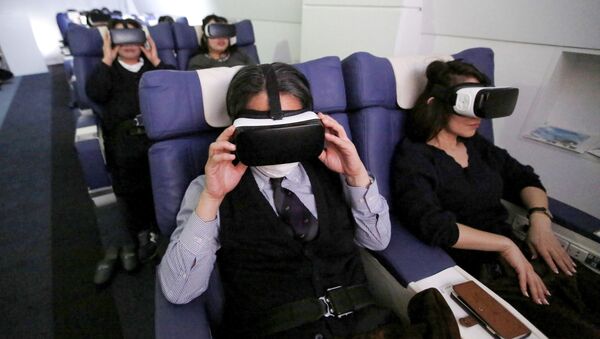 Пассажиры в очках виртуальной реальности на аттракционе First Airlines, имитирующем авиаполет в первом классе, в Токио - Sputnik 日本