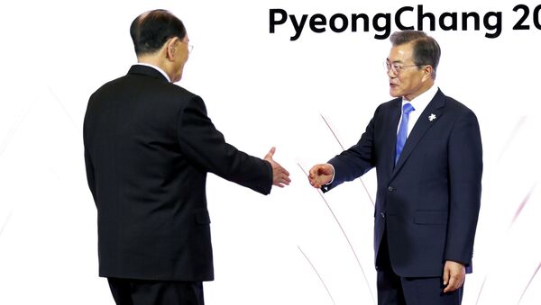 Лидер Южной Кореи Мун Чже Ин во время встречи с формальным главой КНДР Ким Ен Намом в Пхенчхане - Sputnik 日本