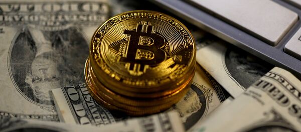 Bitcoin (virtual currency) coins placed on Dollar banknotes, next to computer keyboard, are seen in this illustration picture, November 6, 2017 Bitcoin (virtual currency) coins placed on Dollar banknotes, next to computer keyboard, are seen in this illustration picture, November 6, 2017 - Sputnik 日本