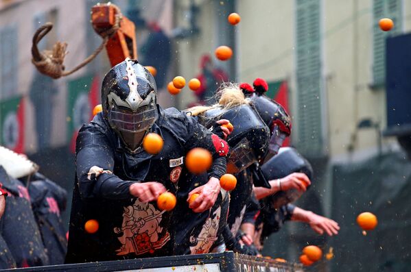 イタリア・イヴレーアで行われたオレンジ戦争 - Sputnik 日本