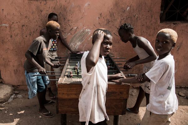 テーブル・フットボールで遊ぶギニアビサウ首都ビサウの子供たち - Sputnik 日本