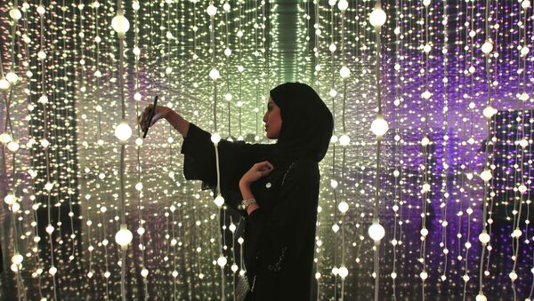 Женщина делает селфи на выставке «Край правительства» в Музее будущего в Дубае, ОАЭ - Sputnik 日本