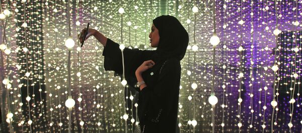 Женщина делает селфи на выставке «Край правительства» в Музее будущего в Дубае, ОАЭ - Sputnik 日本