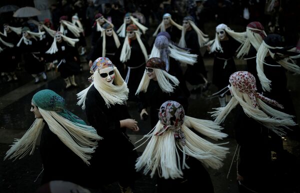 悪魔のラミアーに扮した女性たちがバスクのカーニバルで踊っている。スペイン・ムンダカ - Sputnik 日本
