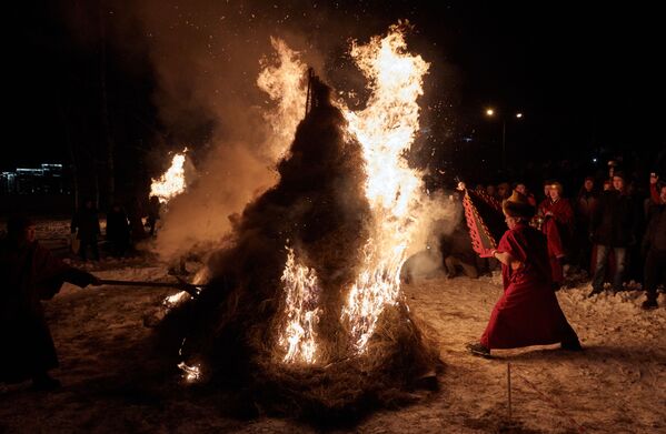ロシア・サンクトペテルブルクにある仏教寺院で行われた清めの儀式「ドゥグジュウバ」で用いられた儀式の炎 - Sputnik 日本
