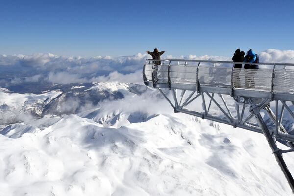 フランス最高峰の１つの山、ピク・デュ・ミディの頂上に位置するプラットフォームでポーズを取る男性 - Sputnik 日本