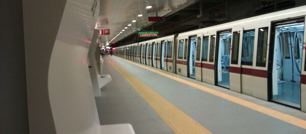 ミラノ地下鉄 線路に落下の幼児を青年が救助 ミラノ地下鉄 線路に落下の幼児を青年が救助 - Sputnik 日本