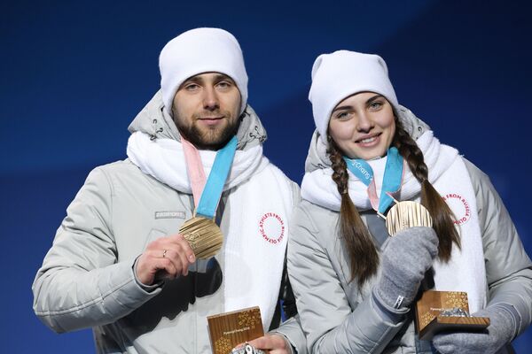 アナスタシヤ・ブリズガロワと共にダブルスカーリングで平昌五輪銅メダルを獲得したロシア出身の五輪選手(OAR)のアレクサンドル・クルシェルニツキー アナスタシヤ・ブリズガロワと共にダブルスカーリングで平昌五輪銅メダルを獲得したロシア出身の五輪選手(OAR)のアレクサンドル・クルシェルニツキー - Sputnik 日本