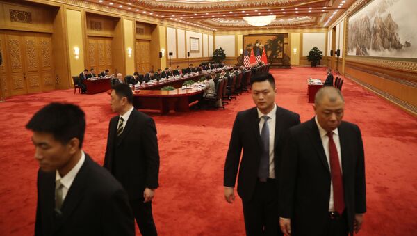 Сотрудники китайских спецслужб во время встречи президента США Дональда Трампа и главы КНР Си Цзиньпина в Пекине - Sputnik 日本