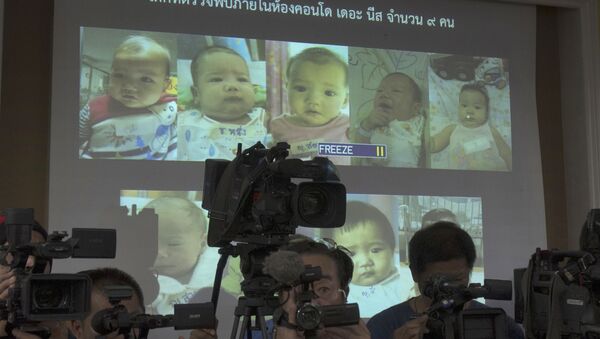 Брифинг, посвященный детям, рожденным в Таиланде суррогатными матерями  японскому предпринимателю Мицуоки Сигэте - Sputnik 日本