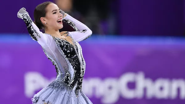 「フィギュアスケート王者の二人と」　ザギトワがプルシェンコ、羽生を両腕に