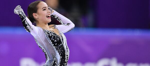 「フィギュアスケート王者の二人と」 ザギトワがプルシェンコ、羽生を両腕に 「フィギュアスケート王者の二人と」 ザギトワがプルシェンコ、羽生を両腕に - Sputnik 日本