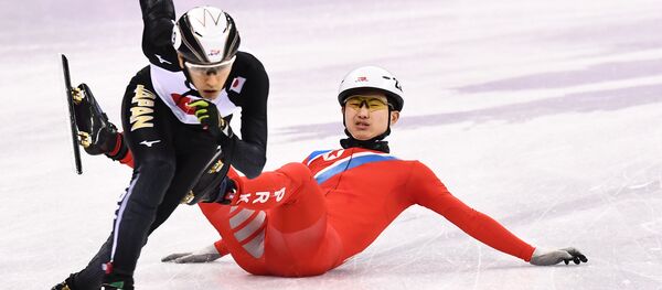 ショートトラックの北朝鮮選手が日本人選手を妨害して失格 ショートトラックの北朝鮮選手が日本人選手を妨害して失格 - Sputnik 日本
