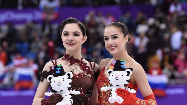 Фигуристки Евгения Медведева и Алина Загитова во время награждения в категории женского одиночного катания в соревнованиях по фигурному катанию на XXIII зимних Олимпийских играх - Sputnik 日本