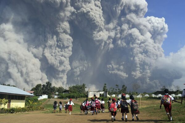 インドネシアにあるシナブン山の噴火 - Sputnik 日本