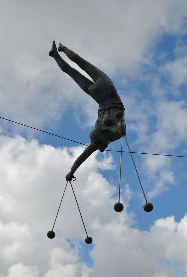 空中でバランスをとっている彫刻、ポーランド - Sputnik 日本