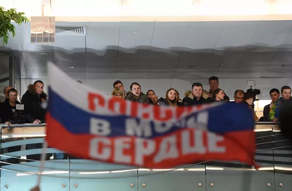 平昌五輪から帰国のロシア人選手らを待ち受けるファンたち - Sputnik 日本